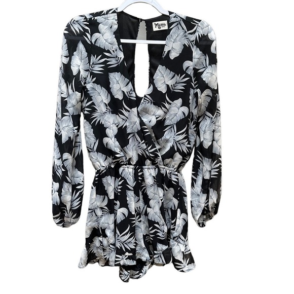 Show Me Your Mumu Romper Black White‎ Tropical Leaf Boho Resort Vibe Size SM - Picture 1 of 8